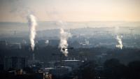 De la fumée s'échappent des cheminées industrielles à Toulouse, le 14 janvier 2025