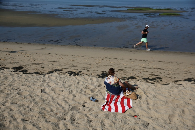Des gens sur la plage d'Andernos-les-Bains, en Gironde, le 1er août 2026