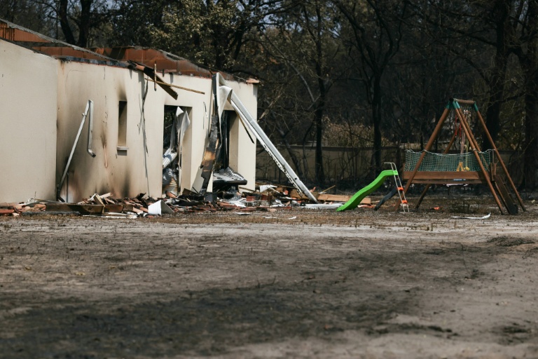 Une maison détruite par un incendie de forêt à Andernos-les-Bains, en Gironde, le 27 juillet 2026
