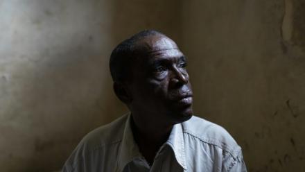 Abdoul Aziz Baldé, dont le fils a disparu au large du Maroc après avoir tenté de migrer vers l'Europe clandestinement par la mer, pose pour un portrait le 25 septembre 2025, dans une banlieue de la capitale guinéenne Conakry