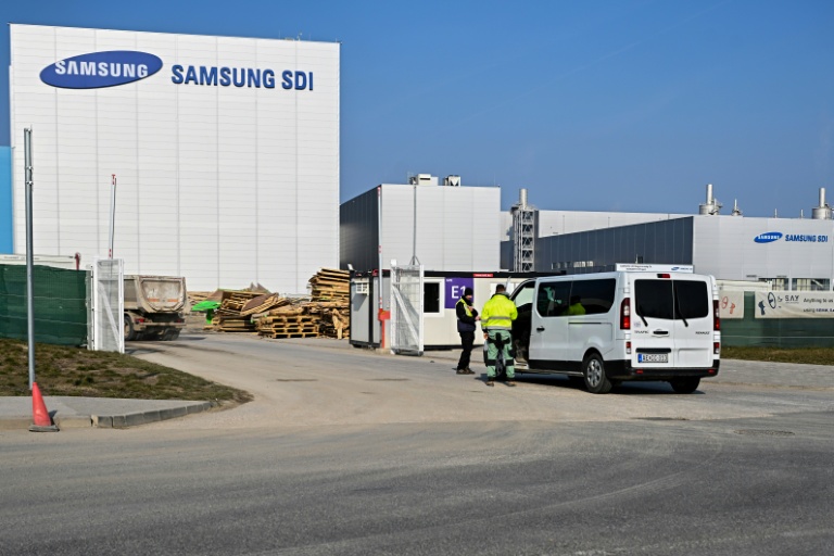 Un véhicule devant l'usine de batteries pour véhicules électriques du géant sud-coréen Samsung à Göd, à environ 25 km au nord de la capitale hongroise Budapest, le 3 mars 2026