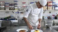 Un élève-cuisinier de l'Ecole Ducasse à Gurugram, près de New Delhi en Inde, le 22 septembre 2026