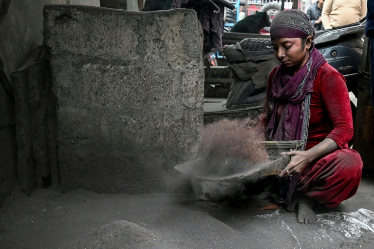 Une femme triant à la main le cuivre provenant des déchets de fils électriques dans un site informel de recyclage des déchets électroniques à Seelampur, New Delhi, le 28 janvier 2026