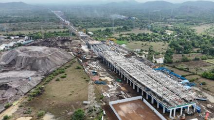 Les travaux en cours sur le chantier du futur train à grande vitesse Ahmedabad-Mumbai à Mumbai le 25 juin 2026, en Inde