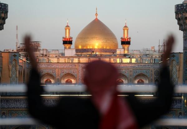 Un homme photographié dans le sanctuaire de l'imam chiite Ali, dans la ville sainte irakienne de Najaf, le 10 mars 2026