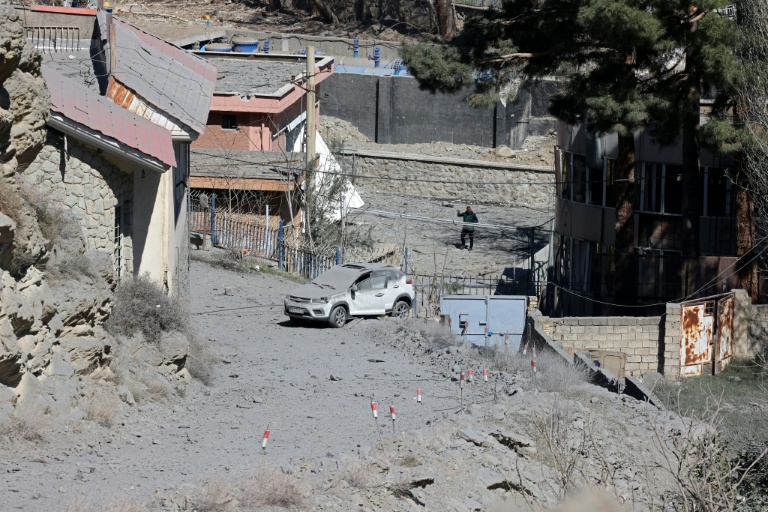 Une voiture endommagée après une frappe américaine sur le pont B1, le 3 avril 2026 à Karaj en Iran 