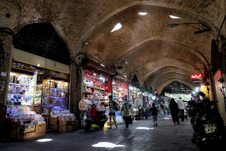 Une ruelle de l'ancien bazar Shapur dans le sud de Téhéran, le 5 août 2025 en Iran