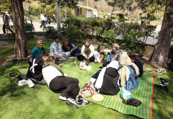 Des Iraniens se rassemblent au parc Mellat de Téhéran ,le 2 avril 2026, à l’occasion de la "Journée de la nature", qui marque la fin des festivités du Nouvel an persan, Norouz