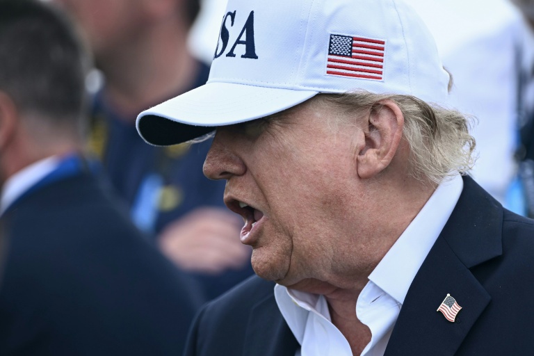 Le président américain Donald Trump assiste au tournoi de golf Irish Open organisé sur son parcours, à Doonbeg, en Irlande, le 13 septembre 2026
