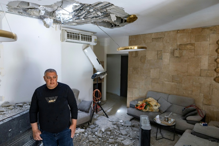 Khalil Khalil examine les dégâts causés à sa maison à Bi'ina, près de la frontière libanaise, dans le nord d'Israël, le 12 mars 2026