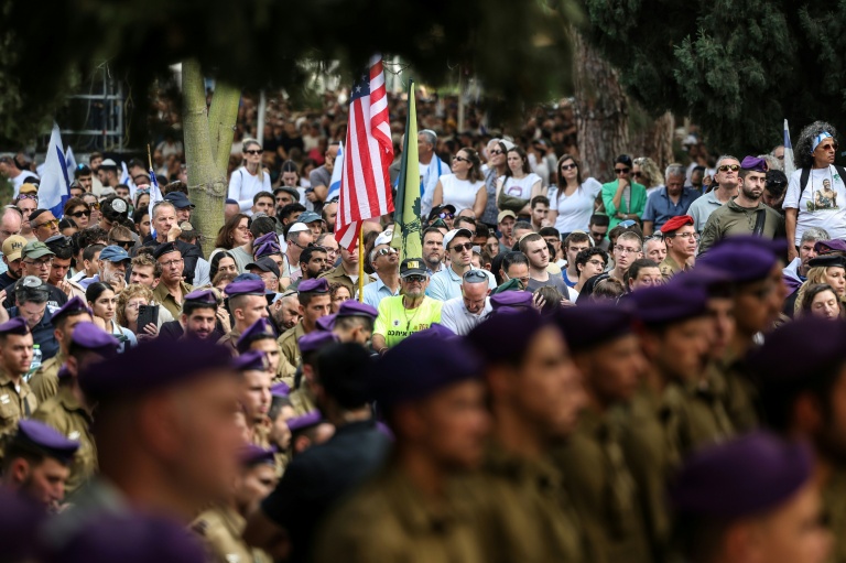 Les funérailles de Hadar Goldin, soldat israélien tué en 2014 à Gaza et dont la dépouille a été restituée dimanche à Israël par le Hamas, le 11 novembre 2025 à Kfar Saba