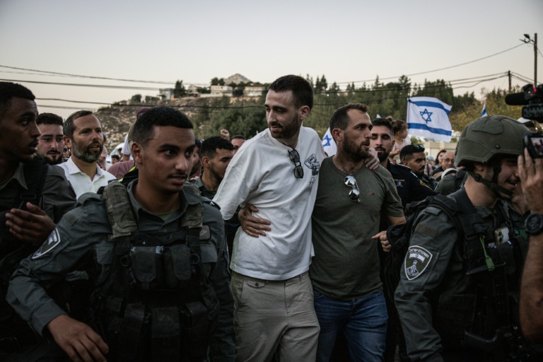 L'otage israélien libéré, Avinatan Or (C), arrive dans la colonie israélienne de Shiloh, en Cisjordanie occupée, le 21 octobre 2025