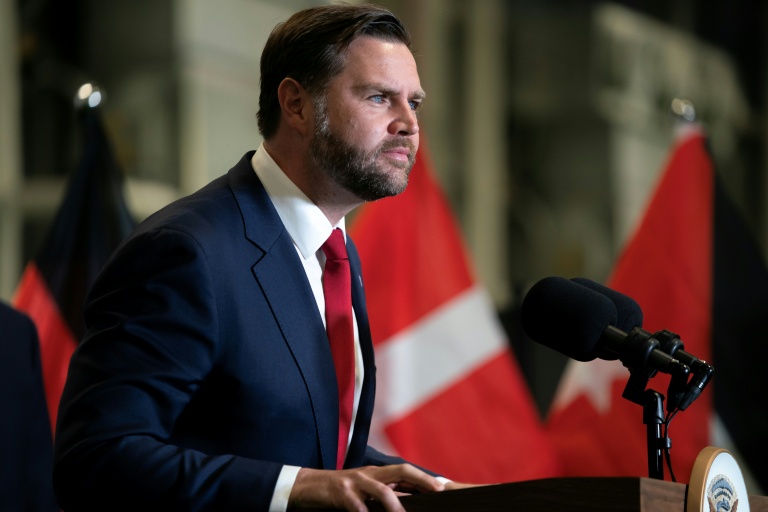 Le vice-président américain JD Vance écoute une question lors d'une conférence de presse dans le sud d'Israël, le 21 octobre 2025
