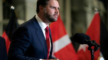 Le vice-président américain JD Vance écoute une question lors d'une conférence de presse dans le sud d'Israël, le 21 octobre 2025