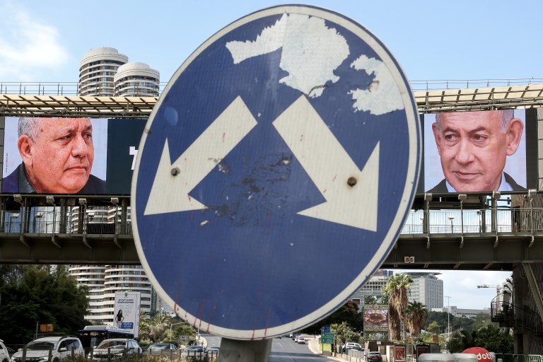 Le candidat centriste au poste de Premier ministre Gadi Eisenkot (g) et l'actuel Premier ministre Benjamin Netanyahu apparaissent sur des écrans installés sur un pont enjambant une rue de Ramat Gan, en Israël, le 20 octobre 2026