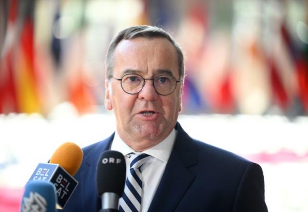 Le ministre allemand de la Défense, Boris Pistorius, fait une déclaration à son arrivée à une réunion du Conseil de défense au siège de l'UE à Bruxelles, le 20 mai 2025