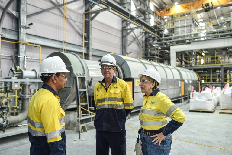 Le directeur des opérations, Pol Le Roux (c) et la directrice générale Amanda Lacaze (d) lors d'une visite des installations de la société minière australienne Lynas à Gebeng, dans l'est de la Malaisie, le 8 avril 2026