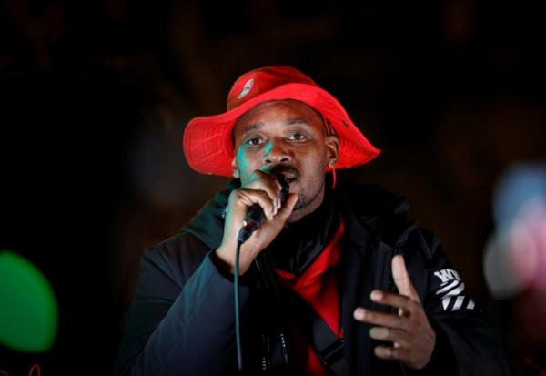 Rodrigue Petitot, président du Rassemblement pour la protection des peuples et des ressources afro-caribéens, s'exprime le 3 novembre 2024 à Paris lors d'une marche contre la vie chère dans les territoires ultramarins