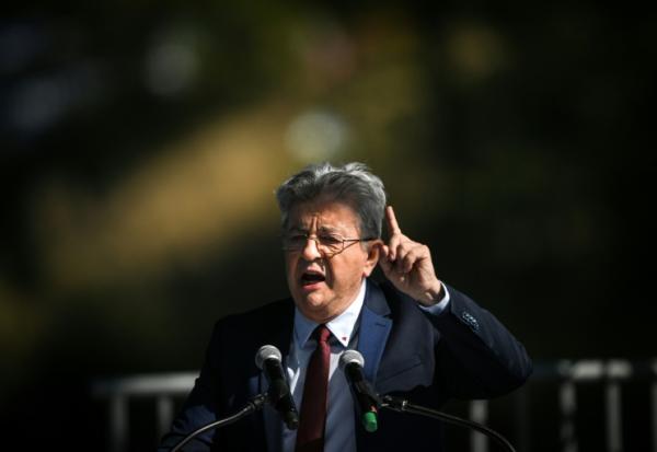 Jean-Luc Mélenchon lors de son discours de clôture des universités d'été de LFI, à Châteauneuf-sur-Isère, dans la Drôme, le 23 août 2026