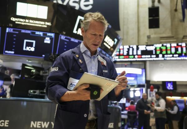 Un opérateur à la Bourse de New York le 30 octobre 2025