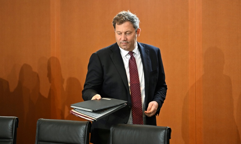 Le ministre allemand des Finances Lars Klingbeil, arrive à la Chancellerie à Berlin, le 6 mai 2026