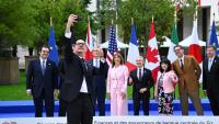 Le ministre de l'Economie Roland Lescure prend un selfie lors de la traditionnelle photo de groupe des ministres des Finances et des gouverneurs des banques centrales du G7, le 18 mai 2026 à Paris