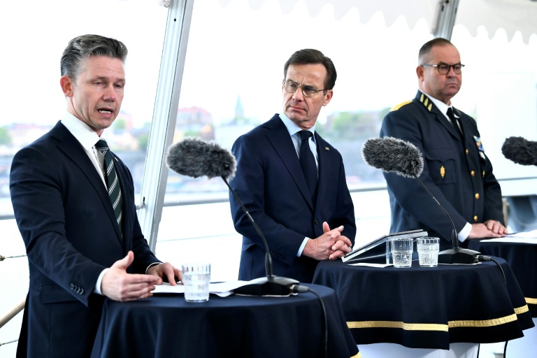 Le ministre suédois de la Défense Pål Jonson (à gauche), le Premier ministre suédois Ulf Kristersson (centre) et le chef d’état-major des armées de la Suède, Michael Claesson, lors d'une conférence de presse à Stockholm, le 19 mai 2026