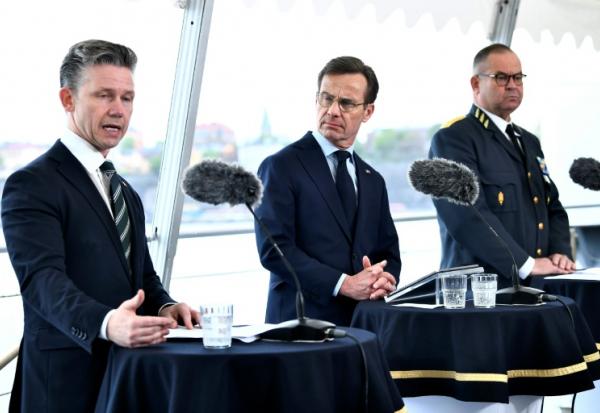 Le ministre suédois de la Défense Pål Jonson (à gauche), le Premier ministre suédois Ulf Kristersson (centre) et le chef d’état-major des armées de la Suède, Michael Claesson, lors d'une conférence de presse à Stockholm, le 19 mai 2026