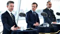 Le ministre suédois de la Défense Pål Jonson (à gauche), le Premier ministre suédois Ulf Kristersson (centre) et le chef d’état-major des armées de la Suède, Michael Claesson, lors d'une conférence de presse à Stockholm, le 19 mai 2026