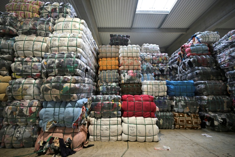 Des tissus stockés en vue de leur recyclage à l'association Le Relais à Acigné, près de Rennes le 21 juillet 2025