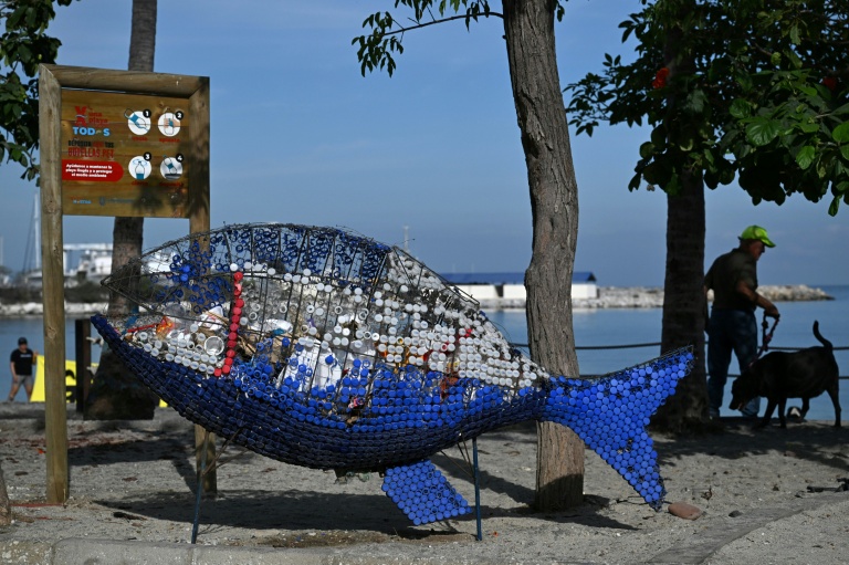 Un bac à recyclage en forme de poisson à Santa Marta, en Colombie, le 27 avril 2026