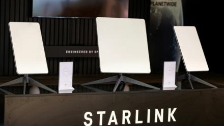 Des antennes satellites Starlink exposée lors d'une foire à Berlin, le 31 août 2023