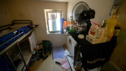 Un ventilateur dans une cellule de la prison de Toulouse-Seysses, le 7 août 2025