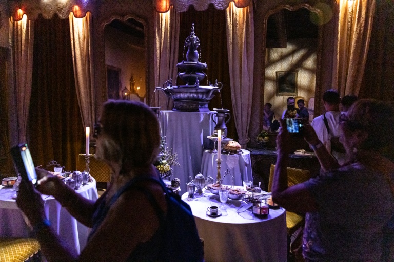 Des visiteurs découvrent le spectacle immersif 