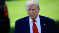 Le président américain Donald Trump marche sur la pelouse de la Maison Blanche, à Washington, le 29 avril 2025