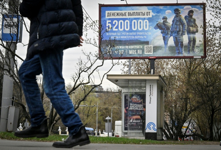 Une affiche faisant la promotion de contrats avec l'armée et promettant 