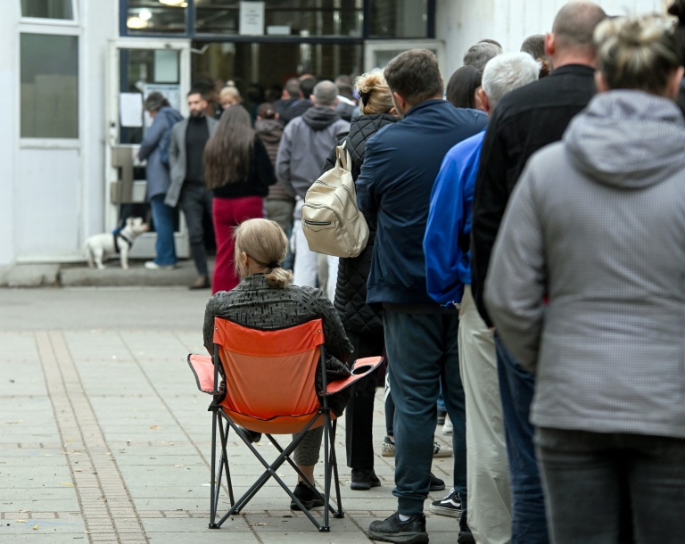 Les électeurs font la queue à Novi Sad, en Serbie, pour voter aux législatives le 25 octobre 2026.