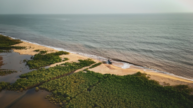Une vue aérienne montre la déforestation de la mangrove à la lisière du littoral, près de Hamilton, le 12 avril 2026, en Sierra Leone