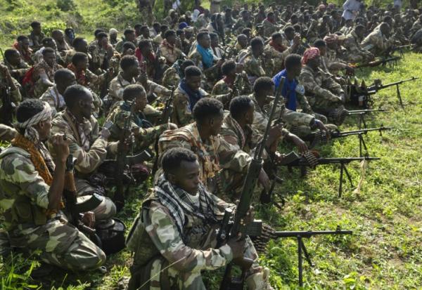 Des soldats de l'armée nationale de Somalie (SNA) à Awdheegle, une des localités récemment reprises aux rebelles islamistes shebab, le 11 novembre 2025 