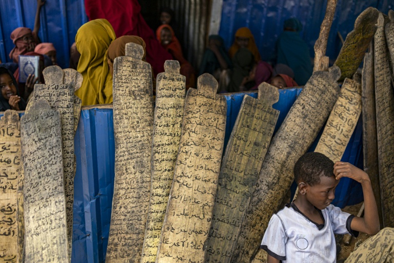 Un garçon déplacé à l'intérieur du pays se repose après avoir suivi un cours à la madrasa pour apprendre à lire et à écrire, dans un camp à la périphérie de Kismayo, le 21 avril 2026