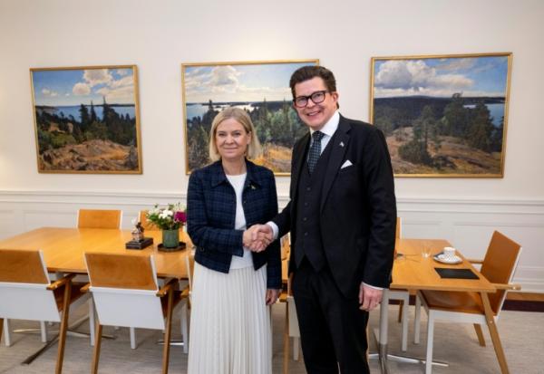 Le chef du Parlement suédois Andreas Norlén reçoit la cheffe des sociaux-démocrates Magdalena Andersson, à Stockholm, le 18 septembre 2026