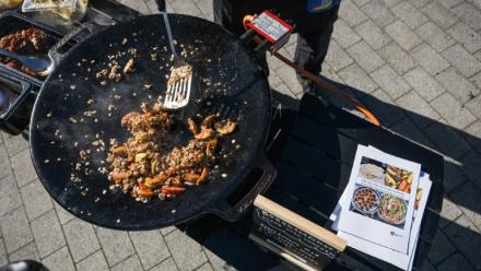 Préparation d'un plat à Hägersten, au sud de Stockholm, lors d'une initiative visant à sensibiliser aux repas qui peuvent être préparés dans des conditions d'état d'urgence, le 23 septembre 2025 en Suède