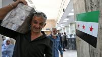 Un homme quitte la banque centrale de Damas avec des livres syriennes, le 21 mai 2025

