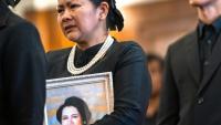Une femme endeuillée pleure dans la queue pour rendre hommage à l'ancienne reine Sirikit de Thaïlande au Grand Palais de Bangkok, le 26 octobre 2025
