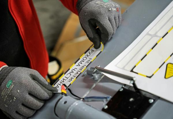 Assemblage d'un drone Fire Point dans un lieu non dévoilé en Ukraine, le 29 janvier 2026 