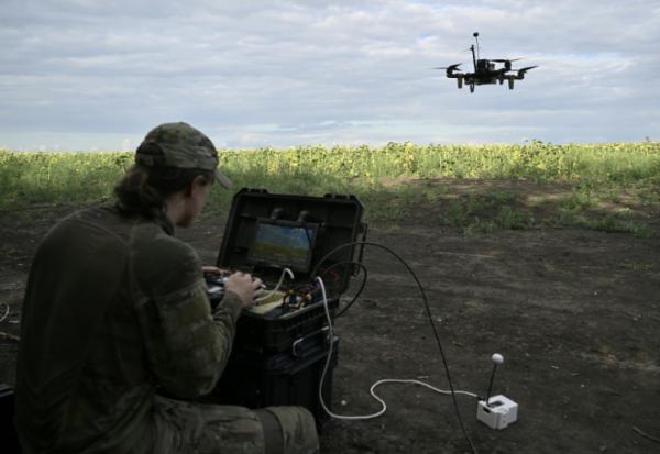 Le droniste Roubik, de la compagnie de reconnaissance du 3e corps d'armée ukrainien, contrôle un drone FPV lors d'un vol d'entraînement dans l'est de l'Ukraine, le 12 août 2025
