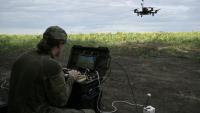 Le droniste Roubik, de la compagnie de reconnaissance du 3e corps d'armée ukrainien, contrôle un drone FPV lors d'un vol d'entraînement dans l'est de l'Ukraine, le 12 août 2025