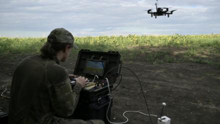 Le droniste Roubik, de la compagnie de reconnaissance du 3e corps d'armée ukrainien, contrôle un drone FPV lors d'un vol d'entraînement dans l'est de l'Ukraine, le 12 août 2025