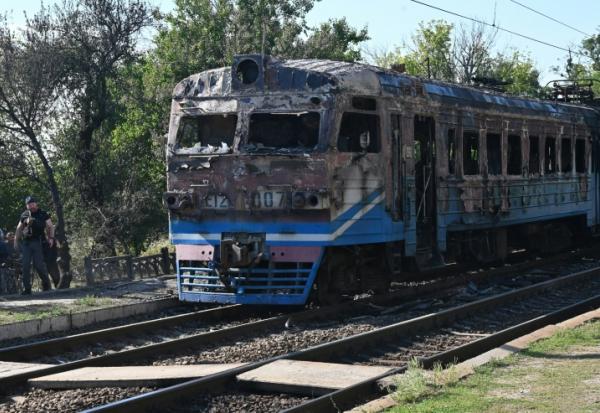 Dans la région de Kharkiv en Ukraine, un train de banlieue détruit par un tir de drone russe qui a fait un mort et huit blessés, le 18 septembre 2026