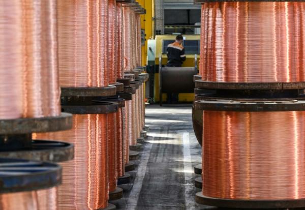 Un employé travaille près de bobines de fils de cuivre dans l'usine Nexans de Lens, dans le nord de la France, le 11 mai 2022